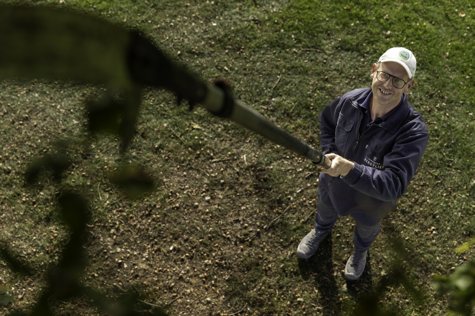Weevers met de stokzaag. Hij heeft oog voor detail, is vriendelijk en open in het contact met de golfers en heeft een aanstekelijk enthousiasme voor zijn vak.