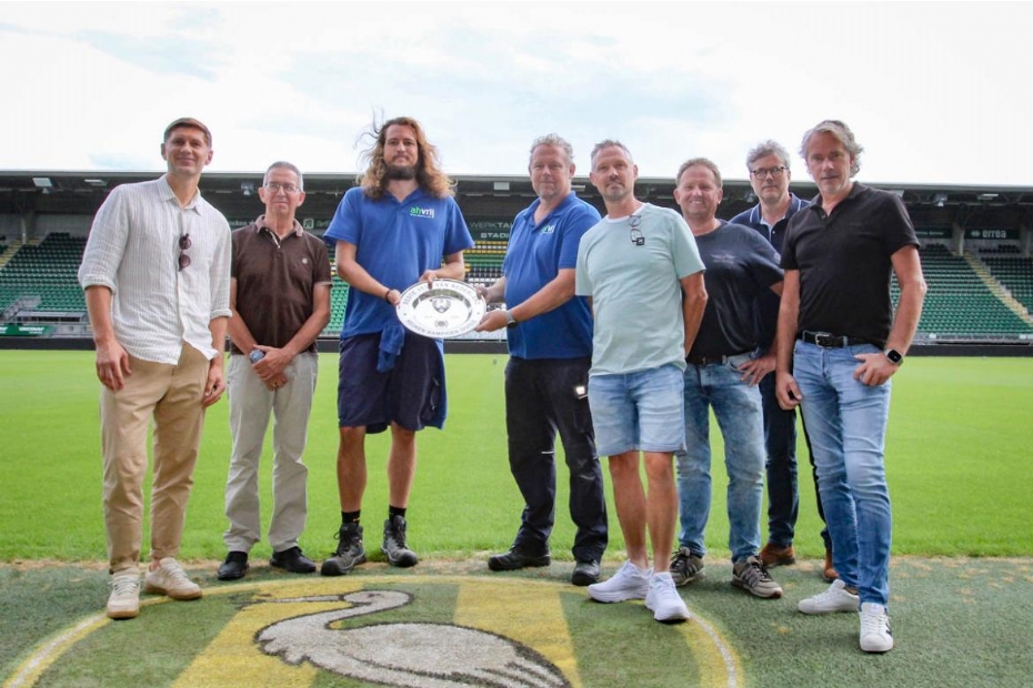 Bo Videler (l.) en Danny Nieuwenburg maaien de ADO-mat schoon met de Aletts.